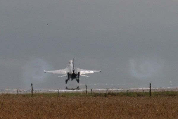 Atterrissage du Falcon F16
Mots-clés: avion ciel nuage atterrissage