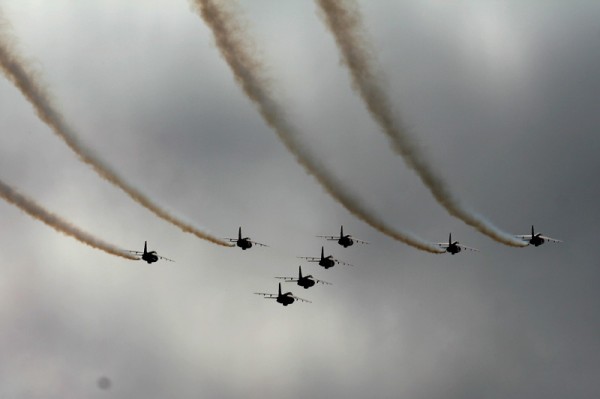 Formation flêche
Mots-clés: avion ciel nuage fumée vol formation