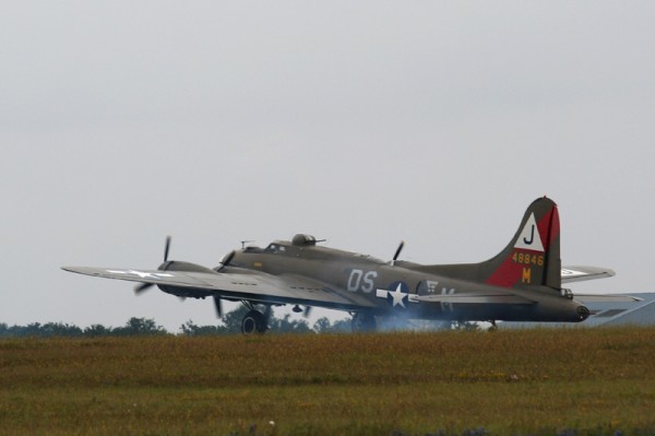 B17 au décollage
Mots-clés: avion ciel nuage décollage hélice