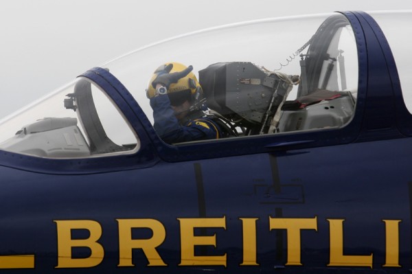 Pilote Breitling sur la taxiway
Mots-clés: avion