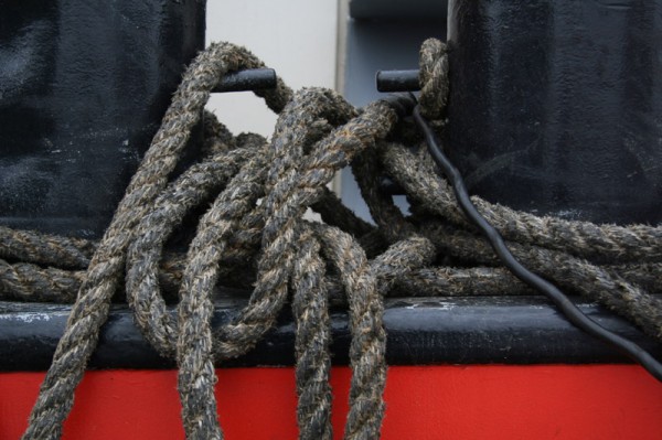 Cordage sur le Zwaan amarré dans le port d'Amsterdam
