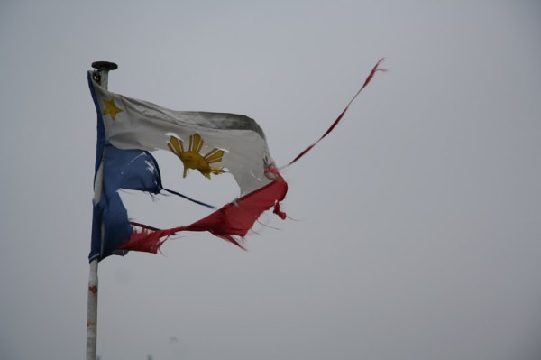 Drapeau philipin ?
(http://en.wikipedia.org/wiki/Flag_of_the_Philippines)
