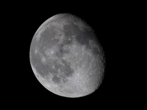 Lune descendante
Cliché réalisé avec un objectif Solidor 400mm (monture Nikon avec bague d'adaptation)
100 ISO - 1/125s - f 6,3 - sur trépied
Mots-clés: lune
