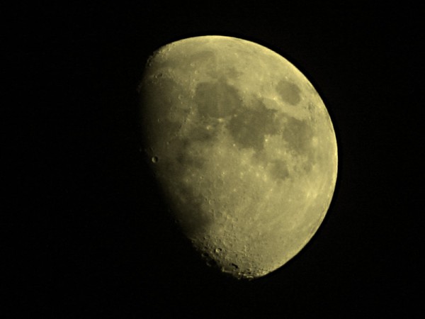 Lune montante
Cliché réalisé avec un objectif Solidor 400mm (monture Nikon avec bague d'adaptation)
800 ISO - 1/800s - f 6,3 - Ã   main levée
Mots-clés: lune