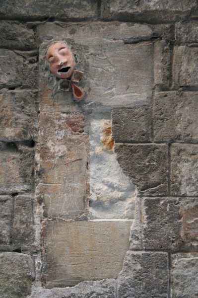 Masqué emmuré (Barcelone)
Mots-clés: masque mur barcelone