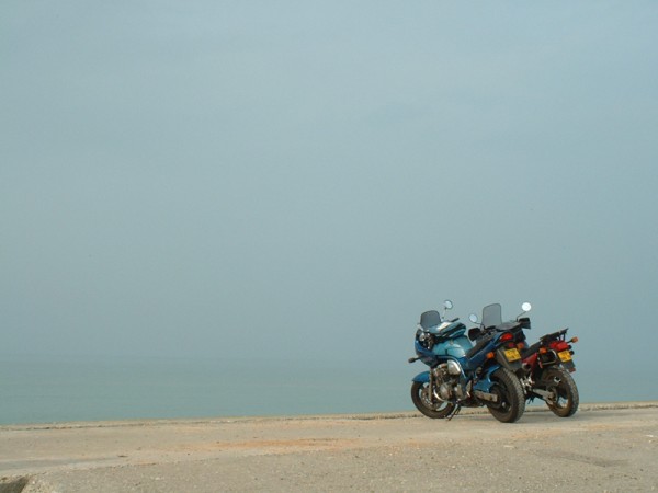 Pause sur la plage
Mots-clés: moto ciel mer sable