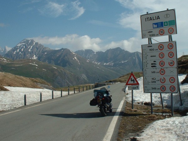 France-Italie
Col du Petit Saint-Bernard
Mots-clés: moto montagne neige ciel nuage voyage