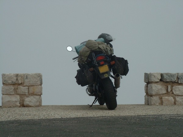 Face au vide
En haut du Mont Ventoux
Mots-clés: moto nuage voyage