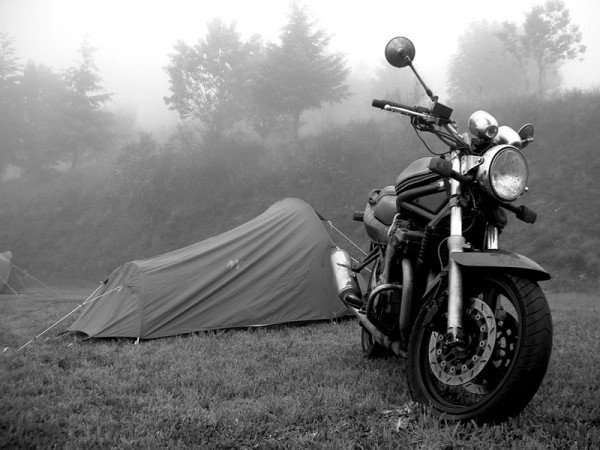 Reveil à l'aube
Net Concentre FRM (fr.rec.moto) dans le Cantal
Mots-clés: moto voyage n&b camping tente