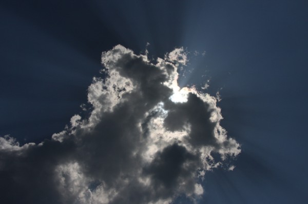 Ombres et Lumière
Mots-clés: ciel bleu nuages soleil ombre