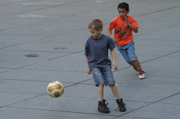 Foot de rue
Mots-clés: ballon enfant