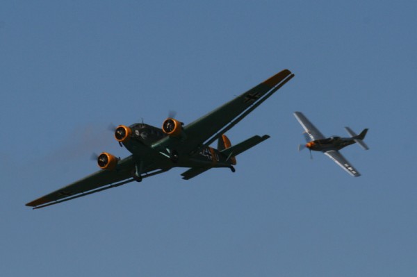 Junker JU52 et Mustang P51 en simulation de combat aÃ©rien
Mots-clés: avion hélice vol