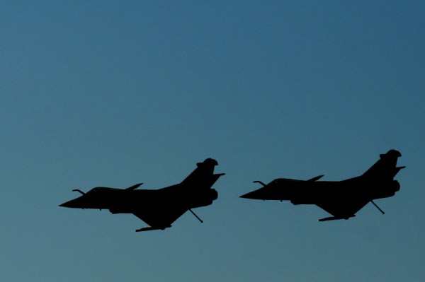 Deux Rafale en ombres chinoises
Mots-clés: avion formation vol